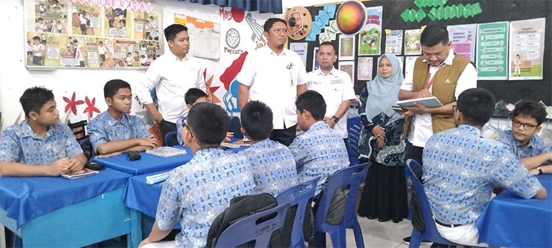 Disdikbud Dumai dan Tanoto Foundation saat meninjau tinjau implementasi Sipengasah di sekolah
