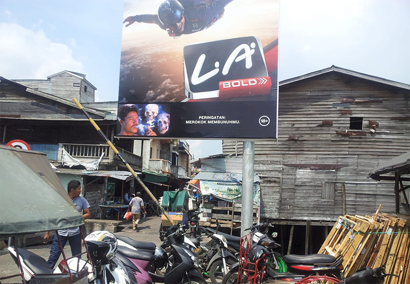 Papan Reklame yang berada di Jalan Sungai Juling Kecamatan Tebingtinggi Kepulauan Meranti