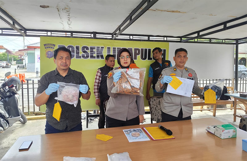 Kapolsek Limapuluh Kompol Viola Dwi Anggreni saat menunjukkan barang bukti dan tersangka pembunuhan, di Mapolsek Limapuluh, Rabu (22/10/2025).