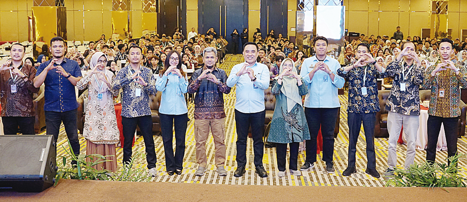 FOTO BERSAMA: Analis Kebijakan Ahli Madya Dir Penyaluran Wilayah III BGN Deni Iskandar ST MHan foto bersama dengan melakukan salam gizi usai pembukaan Bimtek di Hotel Grand Elite Pekanbaru, Sabtu (18/10/2025).