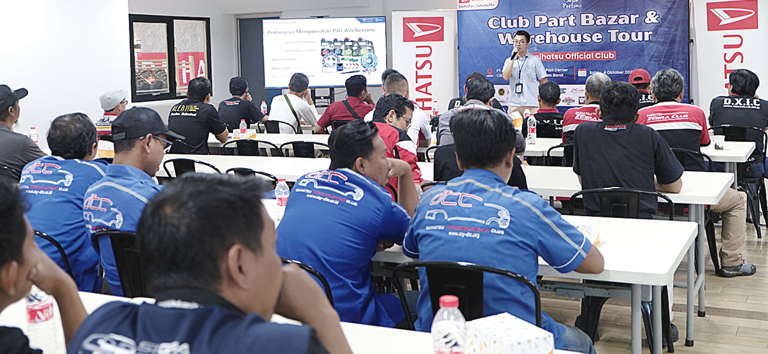 EDUKASI SUKU CADANG: Manajemen Daihatsu saat menyampaikan penjelasan seputar edukasi suku cadang asli Daihatsu pada acara Part Bazaar dan Warehouse Visit di Part Center ADM, Cibitung, Jawa Barat, belum lama ini.