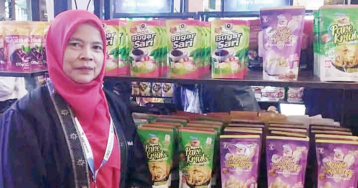 PAMERKAN PRODUK: Pemilik Usaha Mikro Kecil dan Menengah (UMKM) Permata  asal Pekanbaru Suryani saat memamerkan produk UMKM miliknya, belum lama ini.