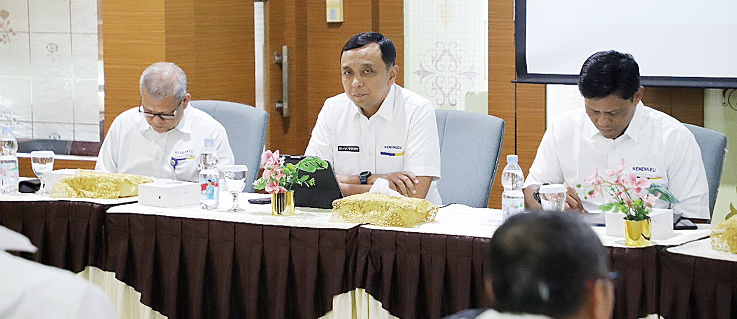 memberikan keterangan: Kepala Kanwil DJP Riau Ardiyanto Basuki (tengah) saat memberikan keterangan terkait keberhasilan Kanwil DJP Riau  mengumpulkan penerimaan pajak Rp19,24 triliun di Pekanbaru, baru-baru ini.