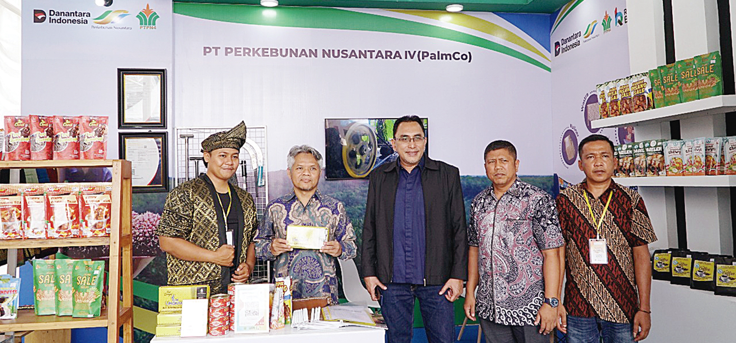 FOTO BERSAMA: Perwakilan Rumah BUMN Regional 1 Aris (kiri), Direktur LPP Jogjakarta Mustahik (dua kiri), SEVP BS LPP Jogjakarta Sosiawan (tengah), Staf TJSL PTPN IV Regional III Rudi Fazri (dua kanan) dan Ketua KUD Rumbio Jaya Steel Masandri (kanan) foto