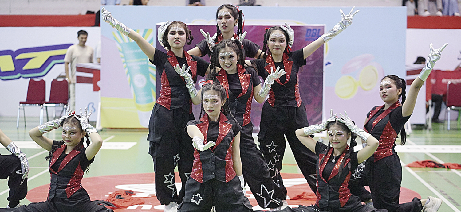 Kompak : Tim Dance SMAN 1 Bangkinang tampil kompak saat mengikuti Azarine DBL Dance Competition di Honda DBL With Kopi Good Day 2025 Riau di Gelanggang Remaja Jalan Sudirman Pekanbaru, Ahad (19/10/2025). ft : EVAN GUNANZAR/RIAU POS