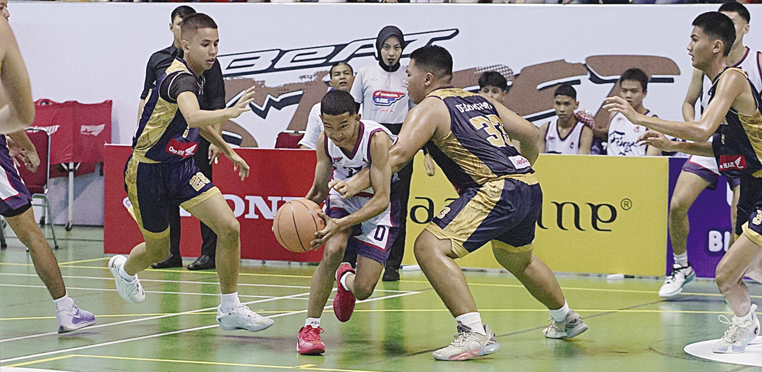 Lewati Lawan : Pemain SMAN 1 Pekanbaru (putih) berusaha melewati penjagaan pemain SMAN 8 Pekanbaru saat Honda DBL With Kopi Good Day 2025 Riau di Gelanggang Remaja Pekanbaru, Selasa (21/10/2025). ft : EVAN GUNANZAR/RIAU POS