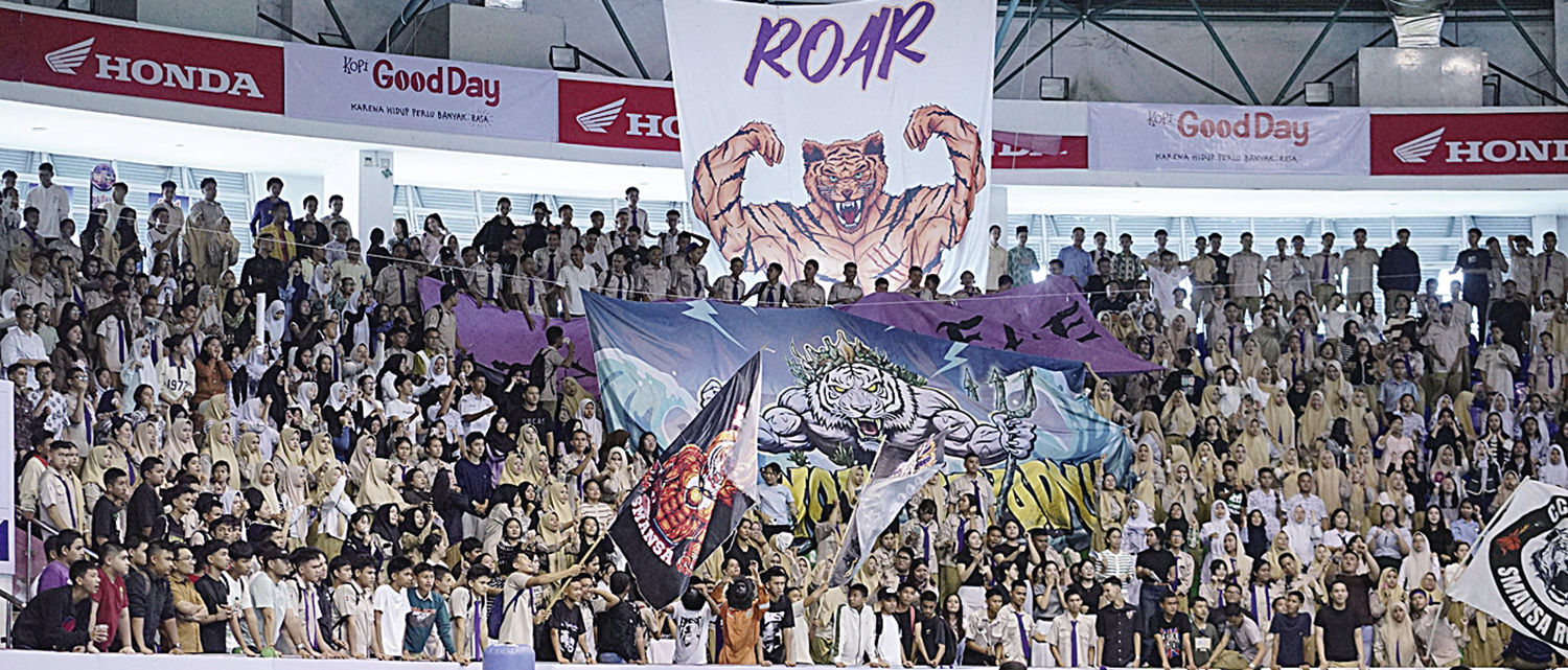 Kreatif : Suporter SMAN 1 Pekanbaru saat mendukung tim kesayangannya dengan kreatif di Honda DBL With Kopi Good Day 2025 Riau di Gelanggang Remaja Jalan Sudirman Pekanbaru, Selasa (21/10/2025). ft : EVAN GUNANZAR/RIAU POS