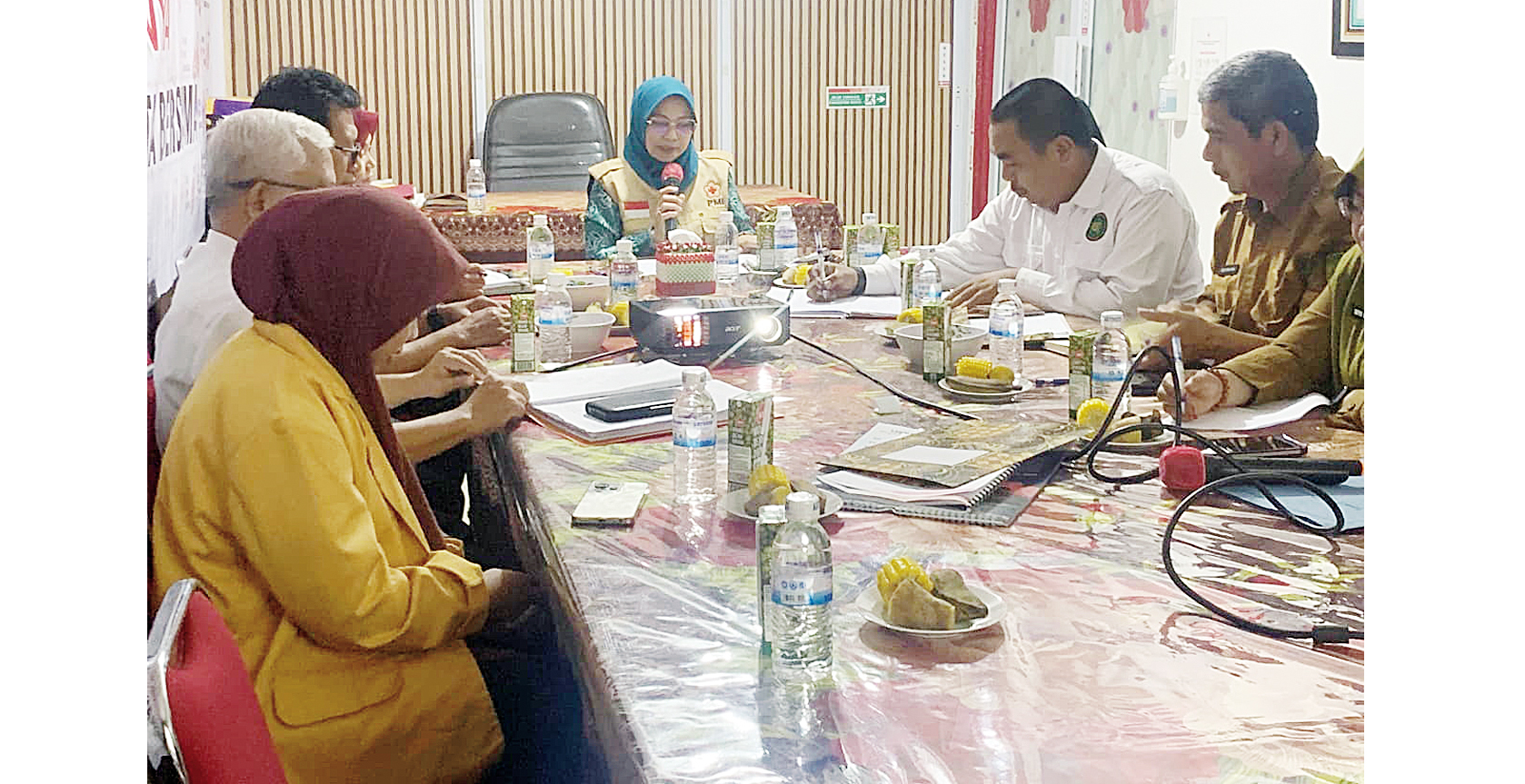 RAPAT: Ketua PMI Inhil Katerina Susanti Herman menggelar rapat pembahasan dalam membantu pemerintah menekan stunting bersama PMI Inhil, Selasa (21/10/2025).