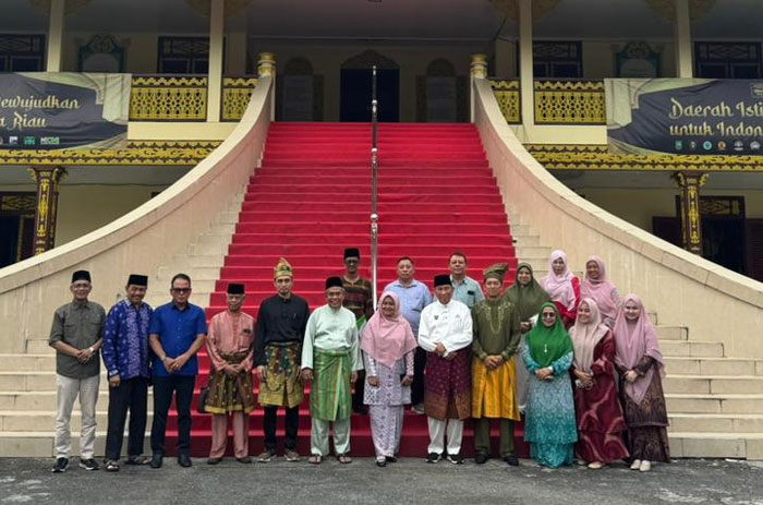 Pimpinan Fakultas Hukum Unri dan pengurus LAM Riau foto bersama usai pertemuan kerjasama di Balai Adat LAM Riau, Rabu (22/10/2025).