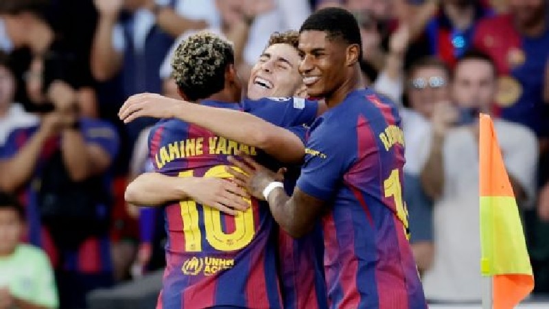 Ferm&iacute;n L&oacute;pez merayakan gol bersama rekan-rekan pencetak golnya, Marcus Rashford dan Lamine Yamal.