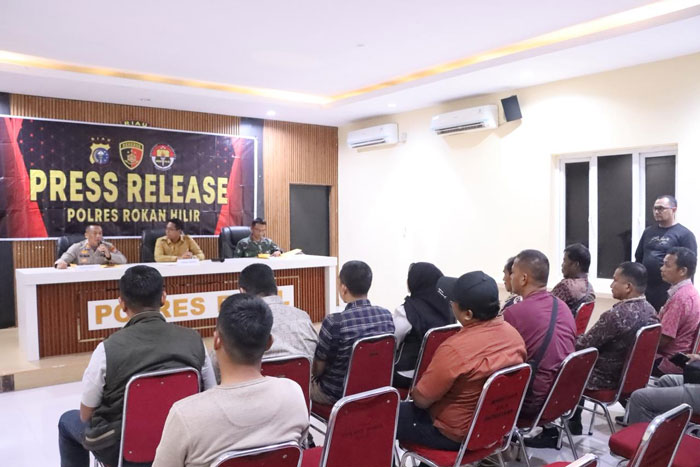 Rapat mediasi dihadiri warga, pihak perusahaan dan pihak-pihak terkait dipimpin Kapolres Rohil AKBP Isa Imam Syahroni, dan Wabup Rohil Jhony Charles.