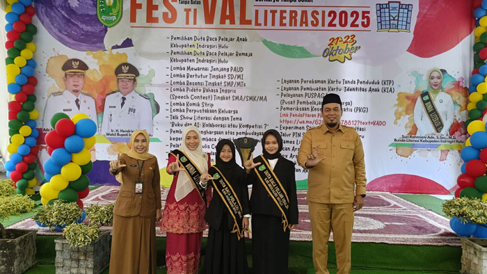 Bupati Inhu, Ade Agus Hartanto S.Sos MSI didampingi Bunda Literasi Inhu Suci Rahmiani, S.Sos MSI dan Kadis Perpustakaan dan Kearsipan Inhu, Venisa Dwipa Sari SPSi MPSi foto bersama dengan duta baca