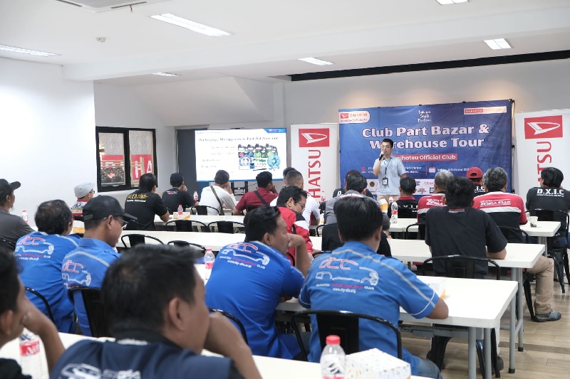 Sesi penjelasan seputar edukasi suku cadang asli Daihastu pada acara Part Bazaar dan Warehouse Visit di Part Center ADM, Cibitung, Jawa Barat.