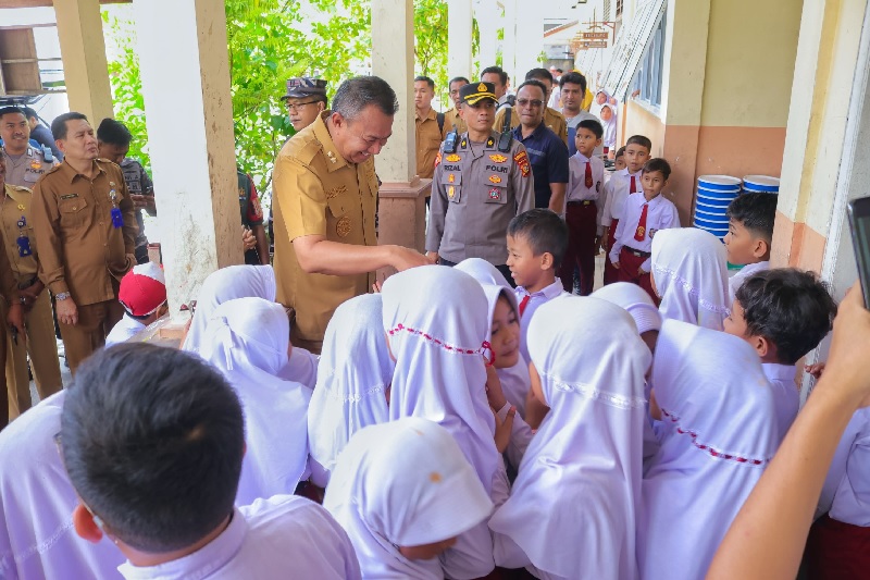 Wakil Bupati Muzamil menyapa siswa di salah satu sekolah dasar Kepulauan Meranti