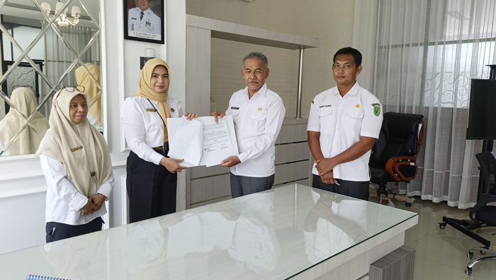 Kepala Disdukcapil Inhu, Syaiful Bahri dan Plt Kepala Dinkes Inhu, Sandra didampingi tim melihat kerja sama usai ditandatangani, Rabu (22/10/2025)