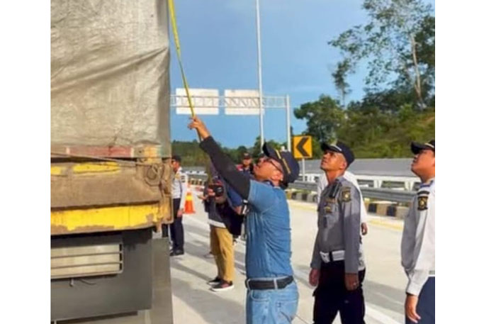 Dishub Kampar bersama tim gabungan menggelar razia terhadap kendaraan Over Dimension Over Loading (ODOL) di Gerbang Tol XIII Koto Kampar, Kabupaten Kampar, Selasa (21/10/2025).