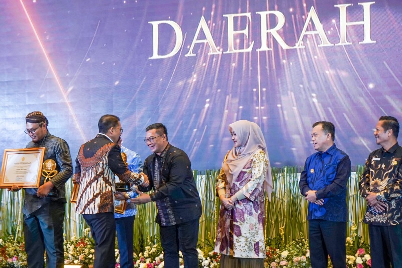 Sekdaprov Riau Syahrial Abdi menerima penghargaan AKI 2025 dari Kemenbud di Jakarta, Selasa (21/10/2025).