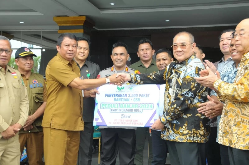 Deddy Handoko Alimin saat menyerahkan bantuan korban banjir di Inhu tahun 2024 lalu.