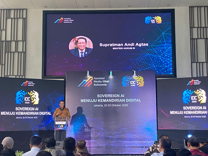 Menteri Hukum Supratman Andi Agtas saat berpidato di IDC 2025 yang digelar AMSI bertema Sovereign AI Menuju Kemandirian Digital di The Hub Sinarmas Land, Jakarta, Rabu (22/10/2025).