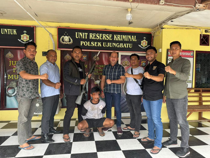 Tim Unit Reskrim Polsek Ujung Batu mengamankan tersangka JA dalam kasus dugaan percobaan pembunuhan di Mapolsek Ujung Batu. Rabu (22/10/2025).