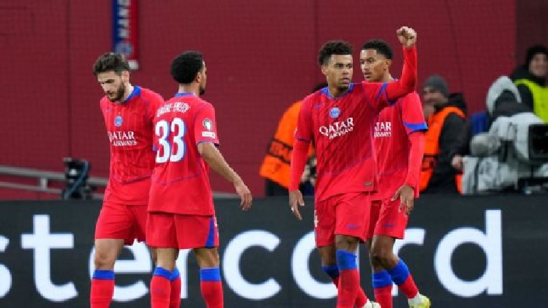Para pemain PSG merayakan gol mereka melawan Bayer Leverkusen di Liga Champions.