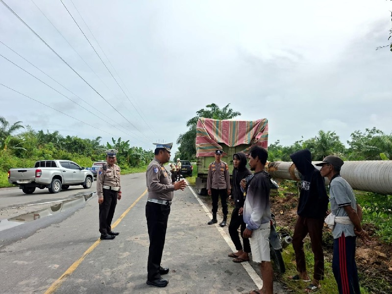 Personel Polsek Siak dan Tim RAGA menggelar razia di sejumlah titik sebagai langkah memblokir jalur pelarian napi yang kabur dari Rutan Kelas II B Siak, Rabu (22/10/2025).