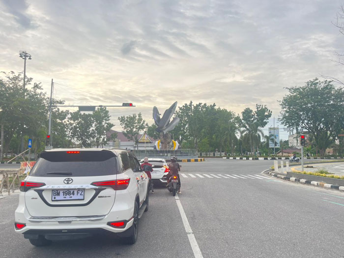 Lampu lalu lintas (traffic light) di bundaran Tugu Ikan, tepatnya di depan rumah dinas Bupati Kampar, kini kembali berfungsi, Rabu (22/10/2025).