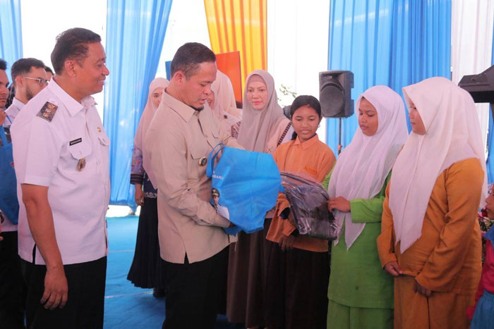 Wako Pekanbaru Agung Nugroho didampingi Wawako Markarius Anwar dan Ketua TP PKK  Sulastri Agung memberikan bantuan kebutuhan sekolah saat meresmikan tiga sekolah baru di Kelurahan Sialang Rampai