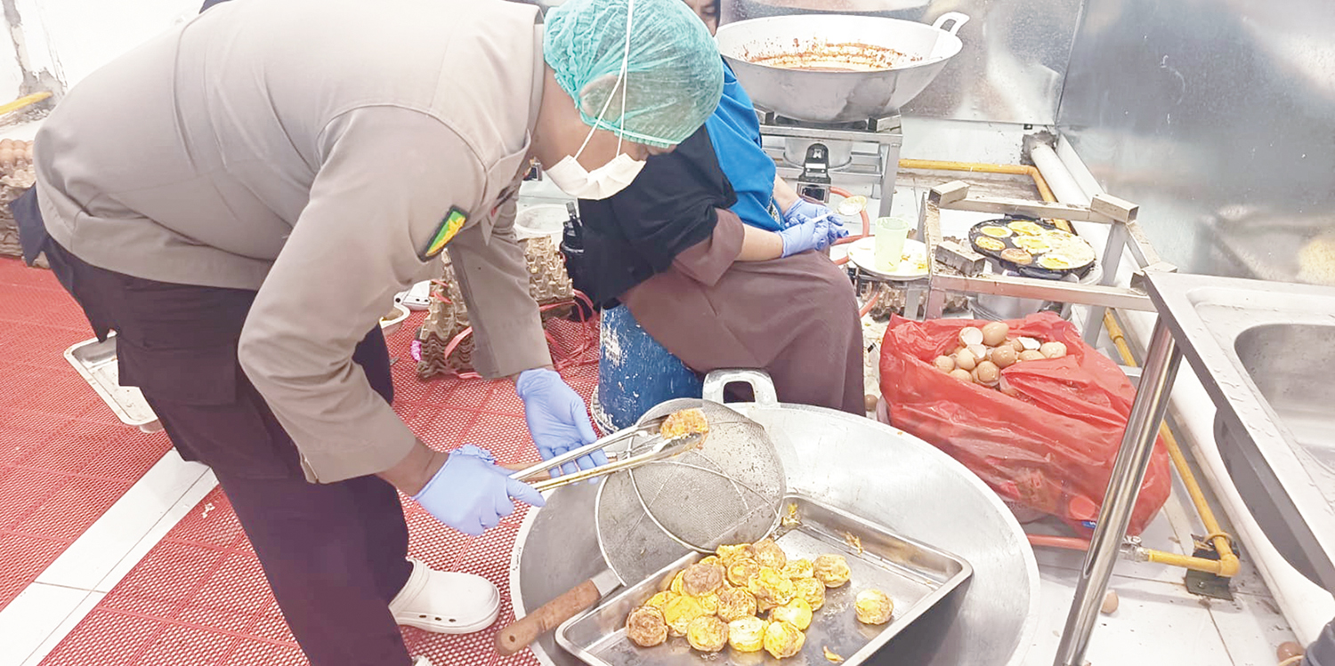 AMBIL SAMPEL: Tim Sidokkes Polres Kampar mengambil sampel menu makanan di SPPG Yayasan Kemala Bhayangkari Cabang Kampar, Desa Teluk Kenidai, Kecamatan Tambang, Kabupaten Kampar, Rabu (22/10/2025).