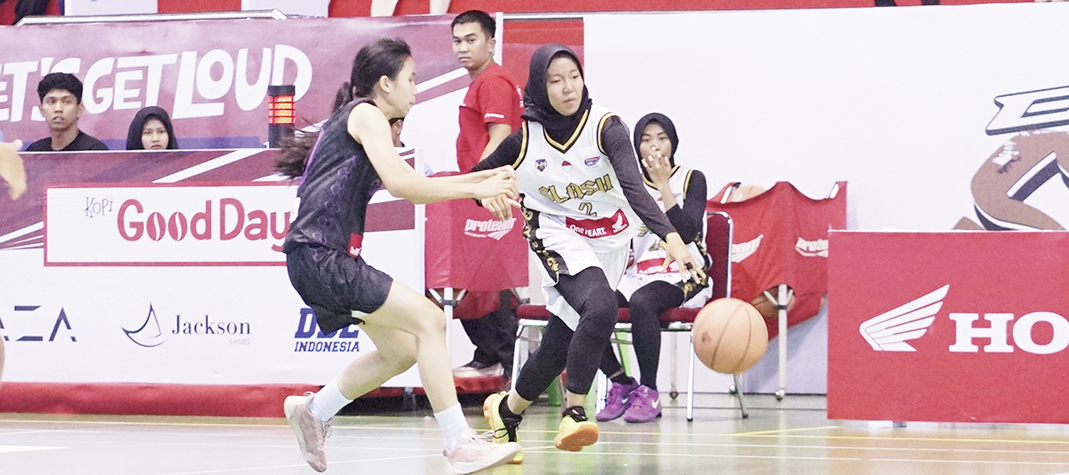 Lewati Lawan : Pemain SMAN 11 Pekanbaru (putih) berusaha melewati pengawalan pemain SMKN 4 Pekanbaru saat Honda DBL With Kopi Good Day 2025 Riau di Gelanggang Remaja Pekanbaru, Rabu (22/10/2025). ft : EVAN GUNANZAR/RIAU POS
