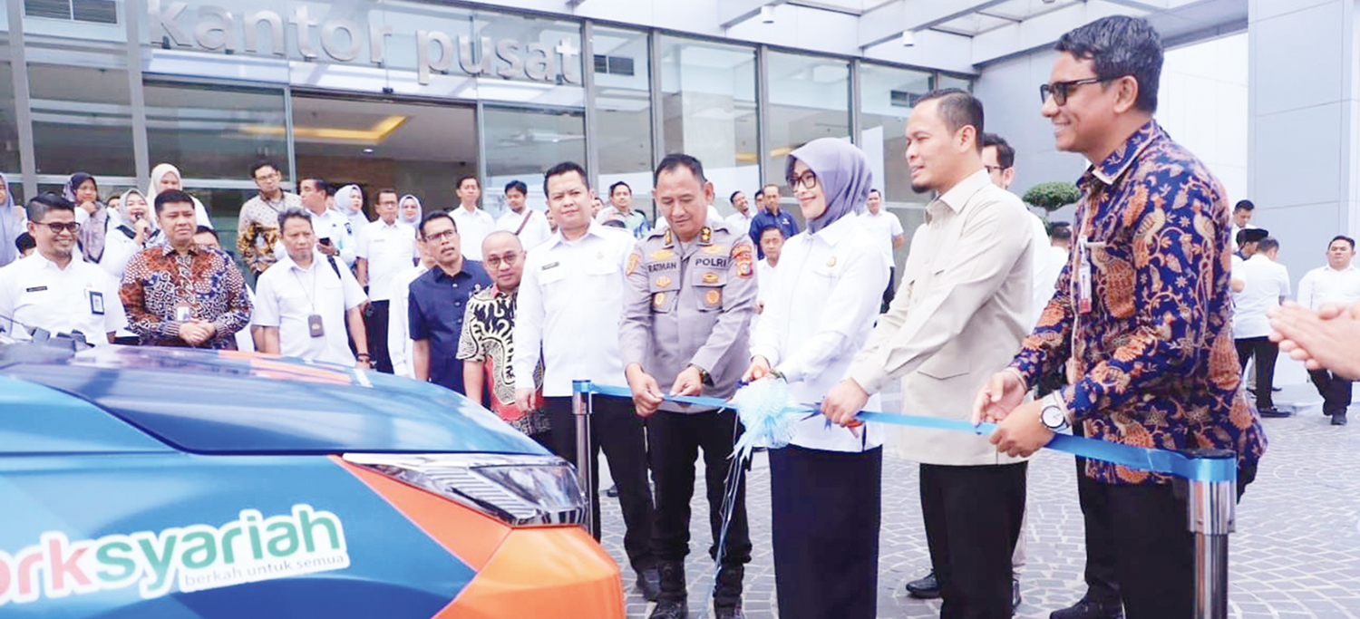 LUNCURKAN: Wali Kota Pekanbaru Agung Nugroho bersama instansi terkait meluncurkan mobil layanan keliling bekerja sama dengan BRK Syariah di Gedung Dang Merdu Bank Riau Kepri (BRK) Syariah, Rabu (22/10/2025).