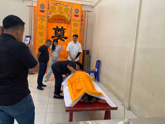 Wakil Gubernur Riau SF Hariyanto saat melayat di rumah duka di Jalan Yos Sudarso, Rumbai Pesisir, Pekanbaru, Rabu (22/10/2025).