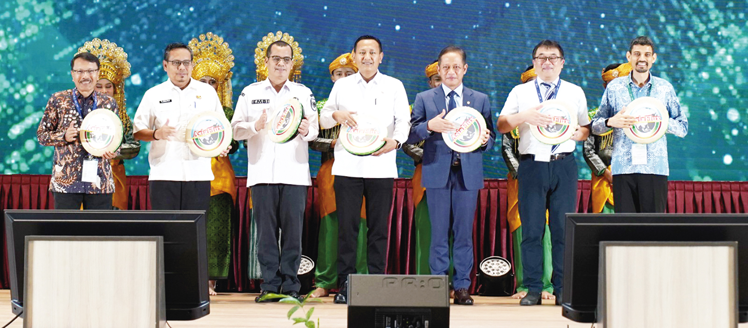 PUKUL KOMPANG: Menteri Lingkungan Hidup/Badan Pengendalian Lingkungan Hidup Hanif Faisol Nurofiq (tiga kanan) dan Wakil Menteri Kehutanan Rohmat Marzuki (empat kanan) bersama-sama memukul kompang saat pembukaan AsiaFlux 2025 di Pangkalankerinci, Pelalawan