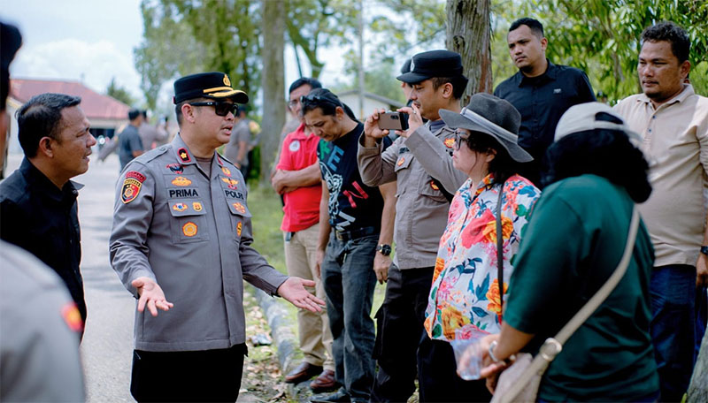 Kapolsek Mandau Kompol Primadona Caniago memberikan penjelaskan kepada anggota Koperasi HKBP Duri saat menggelar aksi damai beberapa hari lalu di Polsek Mandau.