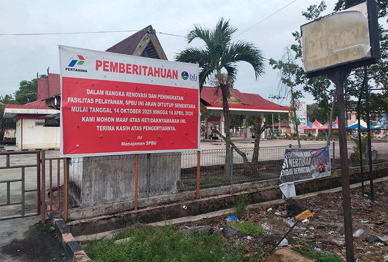 PT BLJ Bengkalis memasang pengumuman renovasi serta peningkatan fasilitas SPBU dan secara resmi ditutup sementara selama enam bulan kedepan, Kamis (23/10/2025.