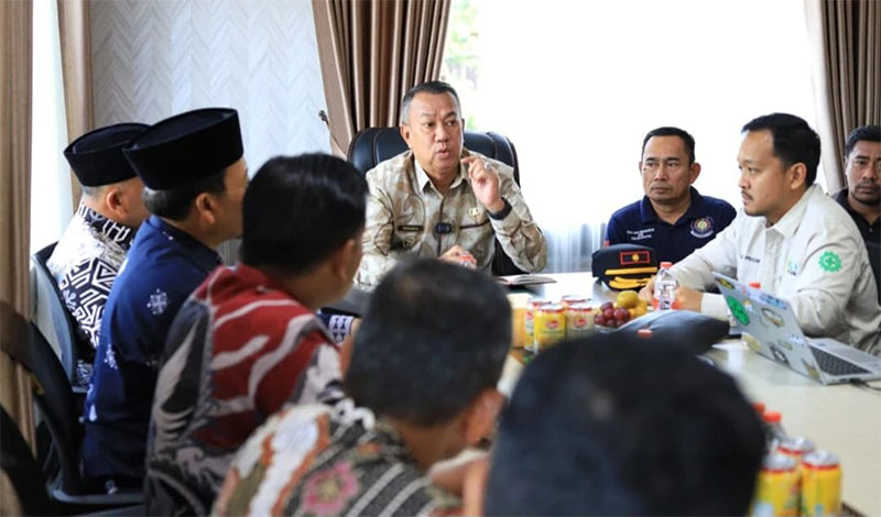 Wakil Bupati Kepulauan Meranti, Muzamil Baharudin, memimpin rapat darurat bersama jajaran ULP PLN Selatpanjang, Kamis (23/10/2025).