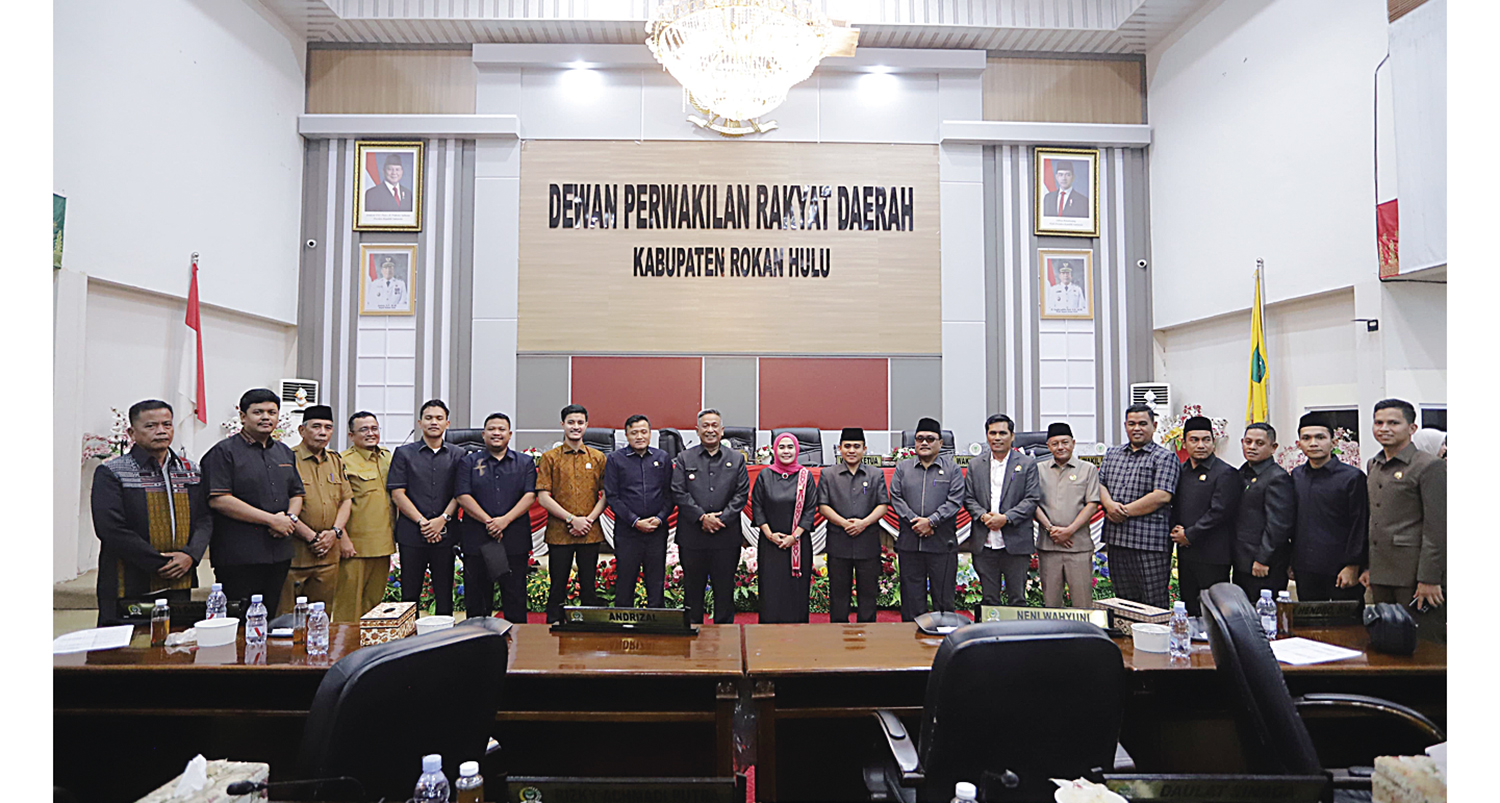 FOTO BERSAMA: Bupati Rohul Anton ST MM (sembilan kiri) foto bersama dengan sejumlah pimpinan dan anggota DPRD Rohul usai pengesahan Ranperda RPJMD 2025-2029 di Gedung Paripurna DPRD Rohul, Senin (20/10/2025) malam.