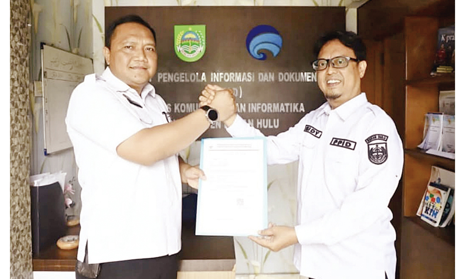 SALAM KOMANDO: Kepala Lapas Kelas IIB Pasirpengaraian Efendi Parlindungan Purba SH MH (kiri) salam komando bersama Kabid IKP Diskominfo Rohul Dr Rudy Fadrial SSos MSi CMed saat berkunjung ke Kantor Diskominfo Rohul, Rabu (22/10/2025).