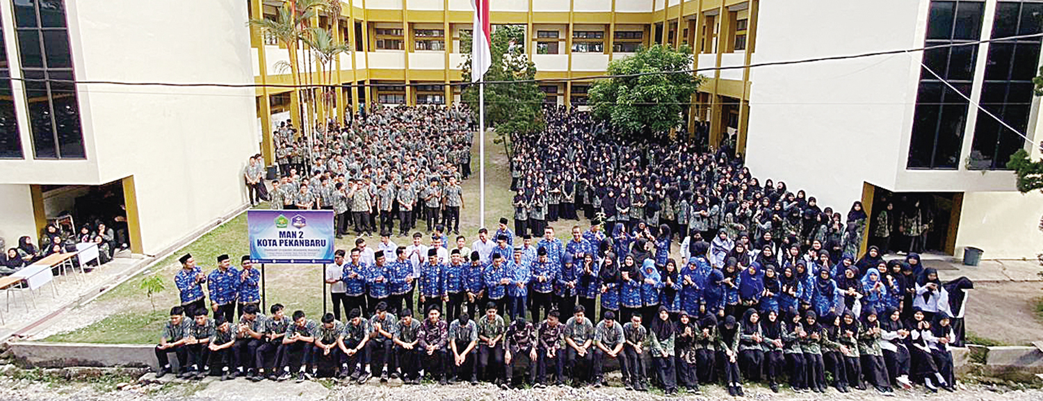FOTO BERSAMA: Keluarga besar MAN 2 Pekanbaru foto bersama setelah upacara bendera, baru-baru ini.