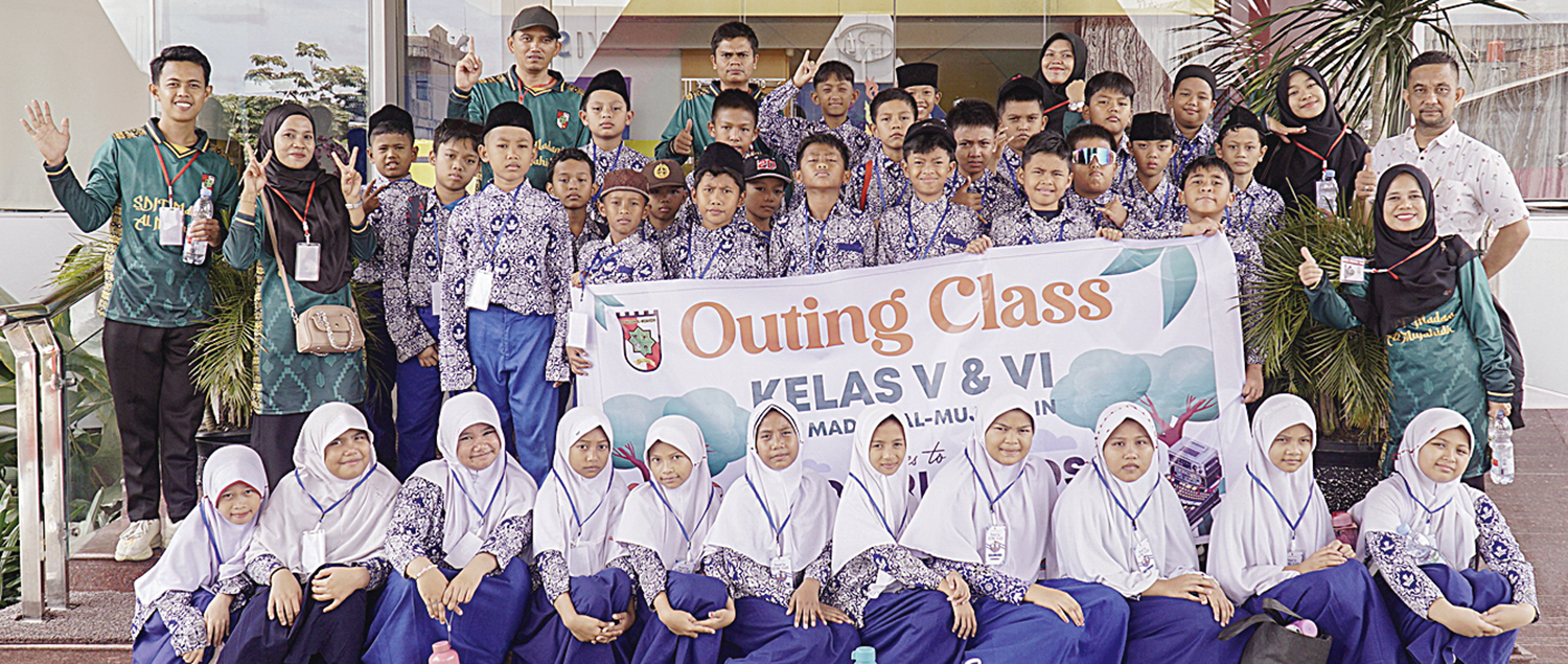 Murid Kelas V dan Kelas VI SDIT Madani Al Mujahidin berfoto bersama saat berkunjung ke Riau Pos dalam rangkaian Outing Class, Pekanbaru, Rabu (22/10/2025) ft: MHD AKHWAN/RIAUPOS
