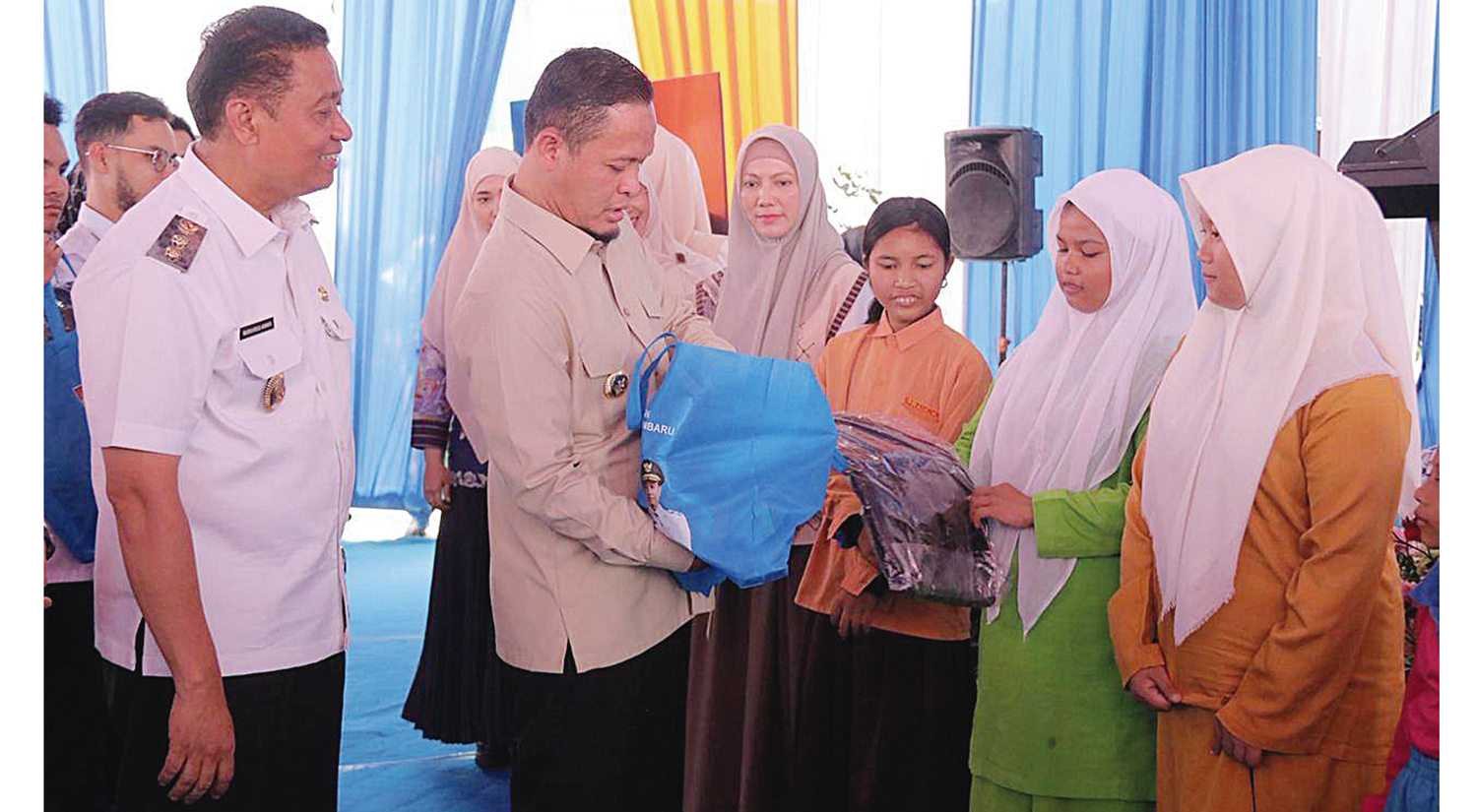 SERAHKAN BANTUAN: Wali Kota Pekanbaru Agung Nugroho didampingi Wawako Pekanbaru Markarius Anwar dan Ketua TP PKK Pekanbaru Sulastri Agung menyerahkan bantuan keperluan sekolah saat meresmikan tiga sekolah baru di Kelurahan Sialang Rampai, Rabu (22/10/2025