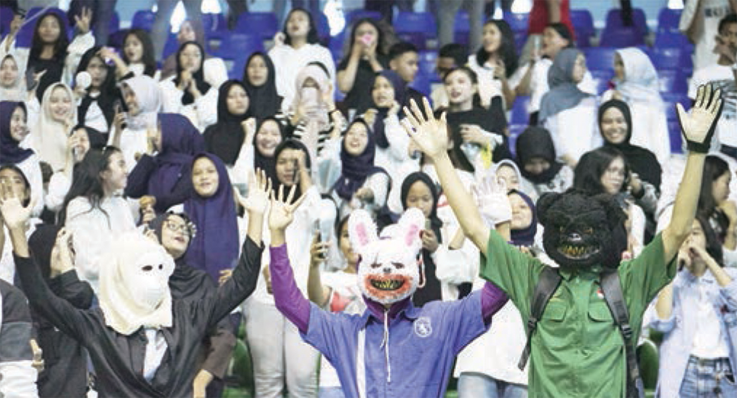Suporter SMAN 4 Pekanbaru saat mendukung tim kesayangannya dengan semangat di Honda DBL with Kopi Good Day 2025 Riau di Gelanggang Remaja Jalan Sudirman Pekanbaru, Sabtu (18/10/2025).