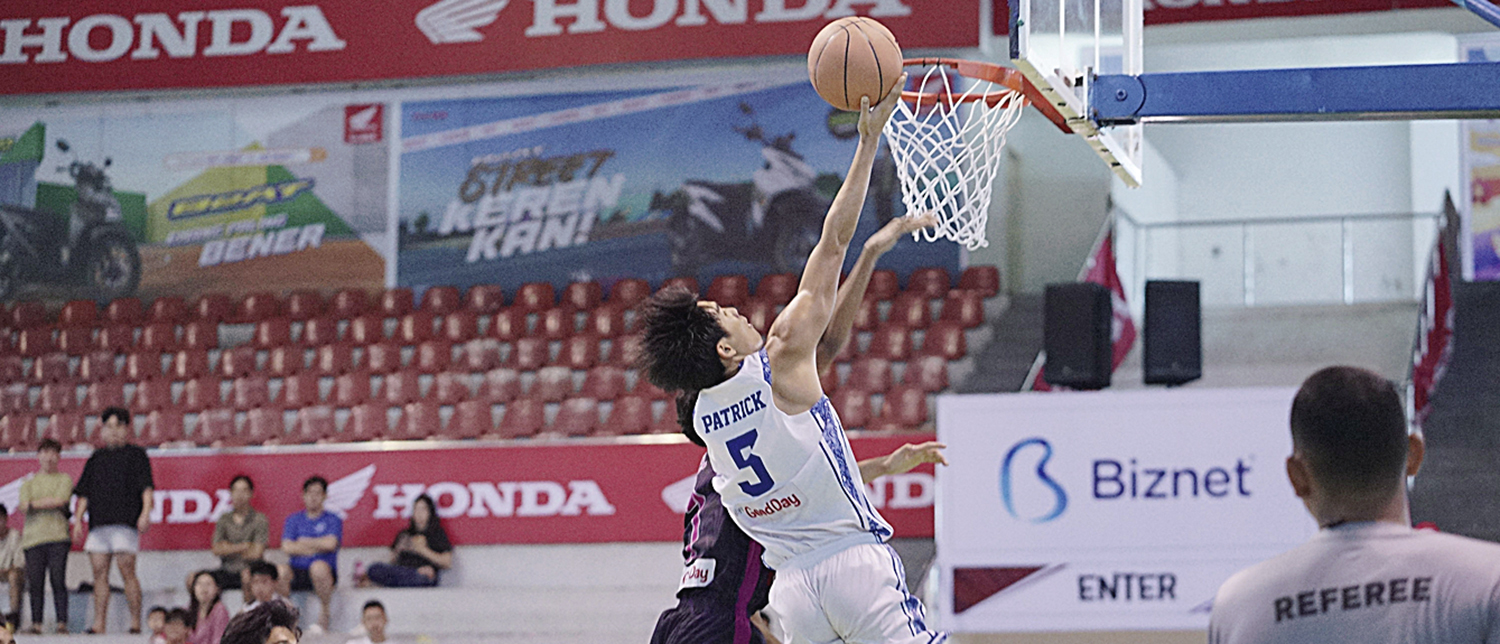 Masukkan Bola : Pemain SMA Kalam Kudus Selat Panjang (putih) berusaha memasukkan bola ke ring tim SMAN 1 Pangkalan Kuras saat Honda DBL With Kopi Good Day 2025 Riau di Gelanggang Remaja Pekanbaru, Rabu (22/10/2025). ft : EVAN GUNANZAR/RIAU POS