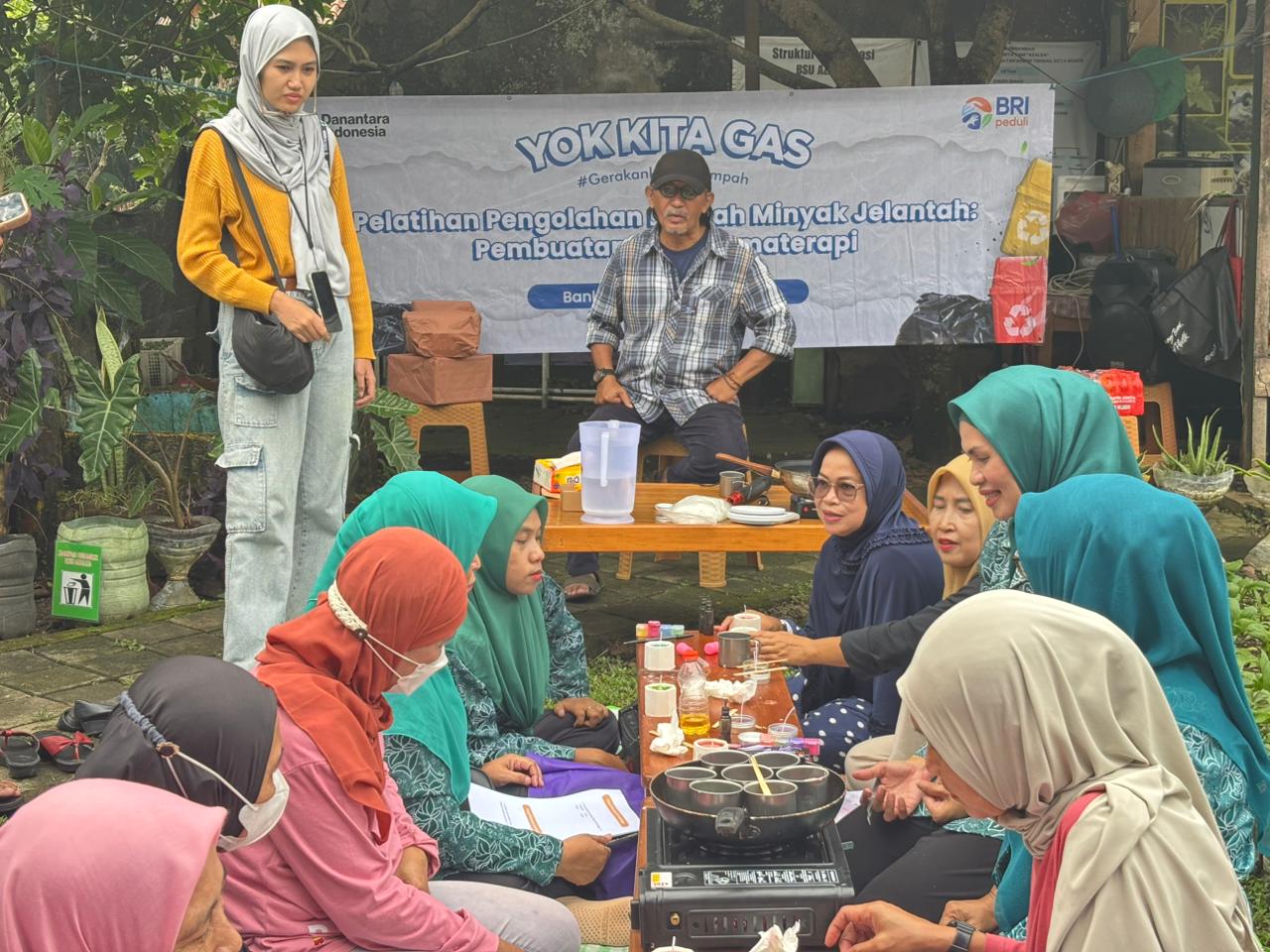 Kegiatan Pelatihan Pengolahan Limbah Minyak Jelantah yang dilaksanakan di Bank Sampah Azalea, Kel. Babakan, Kec. Bogor Tengah, Kab. Bogor
