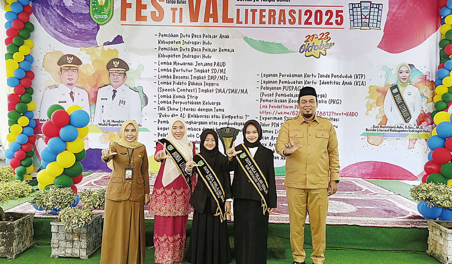FOTO BERSAMA: Bupati Inhu Ade Agus Hartanto SSos MSi didampingi Bunda Literasi Inhu Suci Rahmiani SSos MSi dan Kadis Perpustakaan dan Kearsipan Kabupaten Inhu Venisa Dwipa Sari SPSi MPSi foto bersama dengan Anita boru Siregar dan Raisya Rizvi Azzahra sete