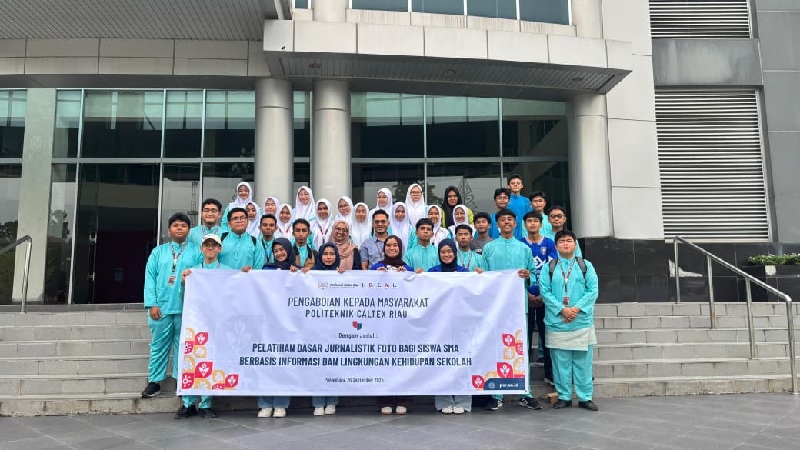 Tim PkM PCR dan siswa anggota AKSI Magazine foto bersama di depan gedung GSG PCR setelah selesai melaksanakan kegiatan pelatihan dasar jurnalistik foto, Jumat (26/9/2025).