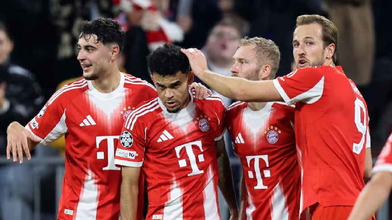 Harry Kane, kanan, merayakan gol bersama rekan-rekan setimnya di Bayern M&uuml;nchen melawan Brugge di Liga Champions.