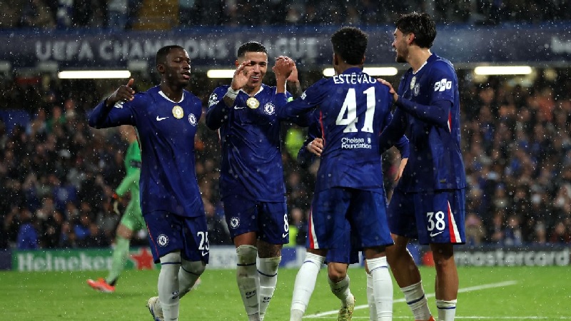 Para pemain Chelsea merayakan gol mereka melawan Ajax di Liga Champions.