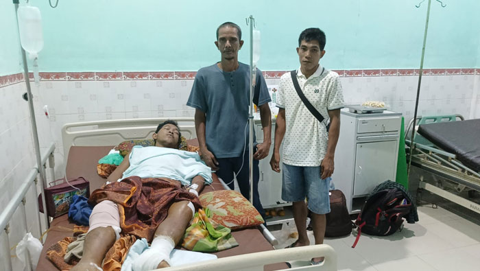 Butet didampingi Wardianto (kanan) dan warga lainnya, terbaring lemas saat dirawat di RSUD Indrasari Rengat, Kamis (23/10/2025).