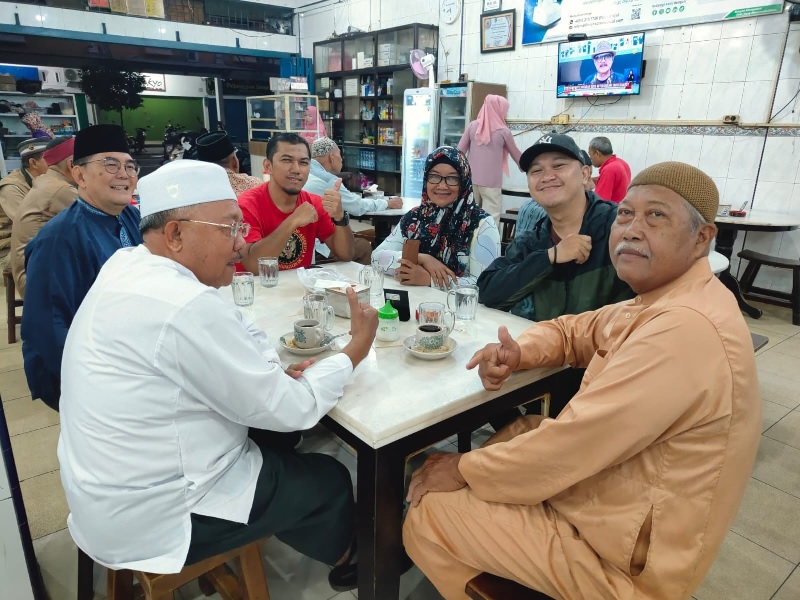 Para pengunjung usai Salat Subuh duduk santai menikmati kopi dan roti kawin di Kedai Kopi Yogyakarta, Bengkalis, Rabu (22/10/2025).